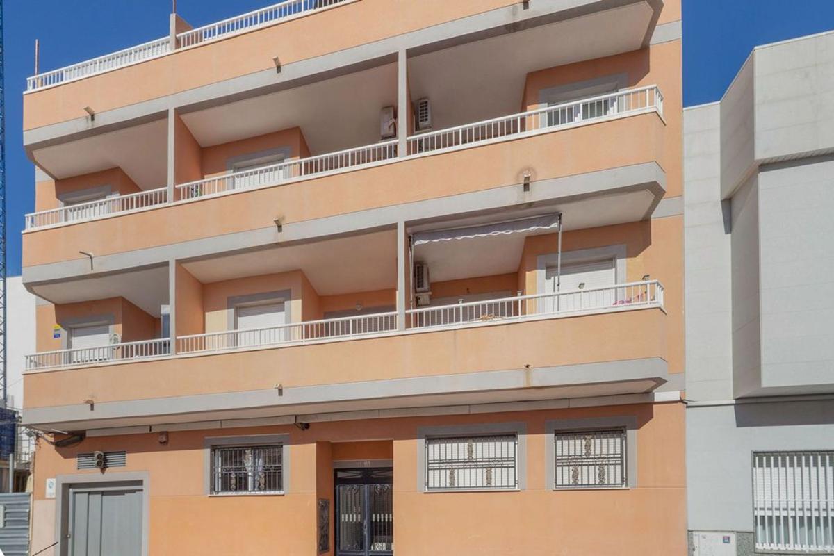 Sale of apartment in Piso en Calle de Pedro Lorca, Las Piscinas Naturales, Torrevieja, Torrevieja
photo 1