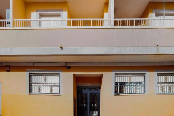 Venta de piso en Piso en Calle de Pedro Lorca, Las Piscinas Naturales, Torrevieja, Torrevieja
photo 1
