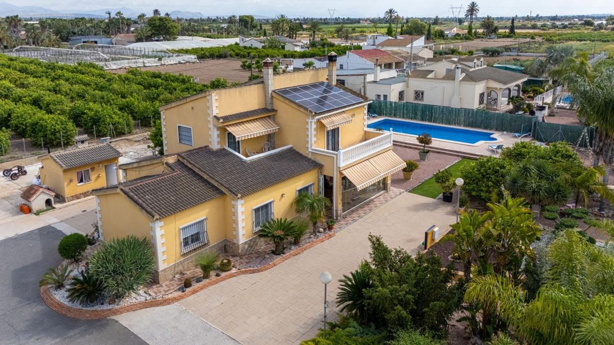 Sale of independent chalet in Casa o chalet en La Hoya-Daimes-El Derramador, Elche / Elx, Elche / Elx
photo 1