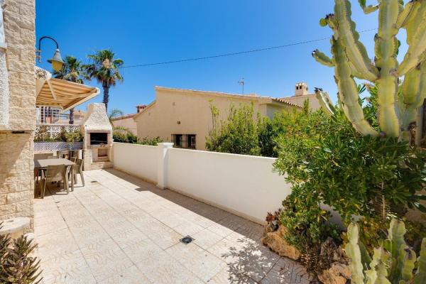 Chalet adosado en Avenida de Inglaterra, 54, Los Europeos, Torrevieja thumbnail 1