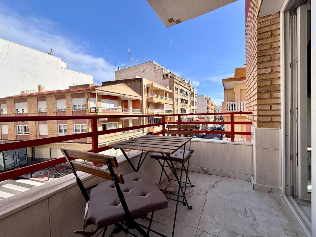 Venta de piso en Piso en Calle Caballero de Rodas, Las Piscinas Naturales, Torrevieja, Torrevieja
 photo 2