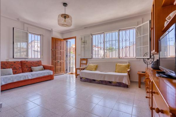 Venta de piso en Piso en Avenida de Inglaterra, Los Europeos, Torrevieja, Torrevieja
 photo 1
