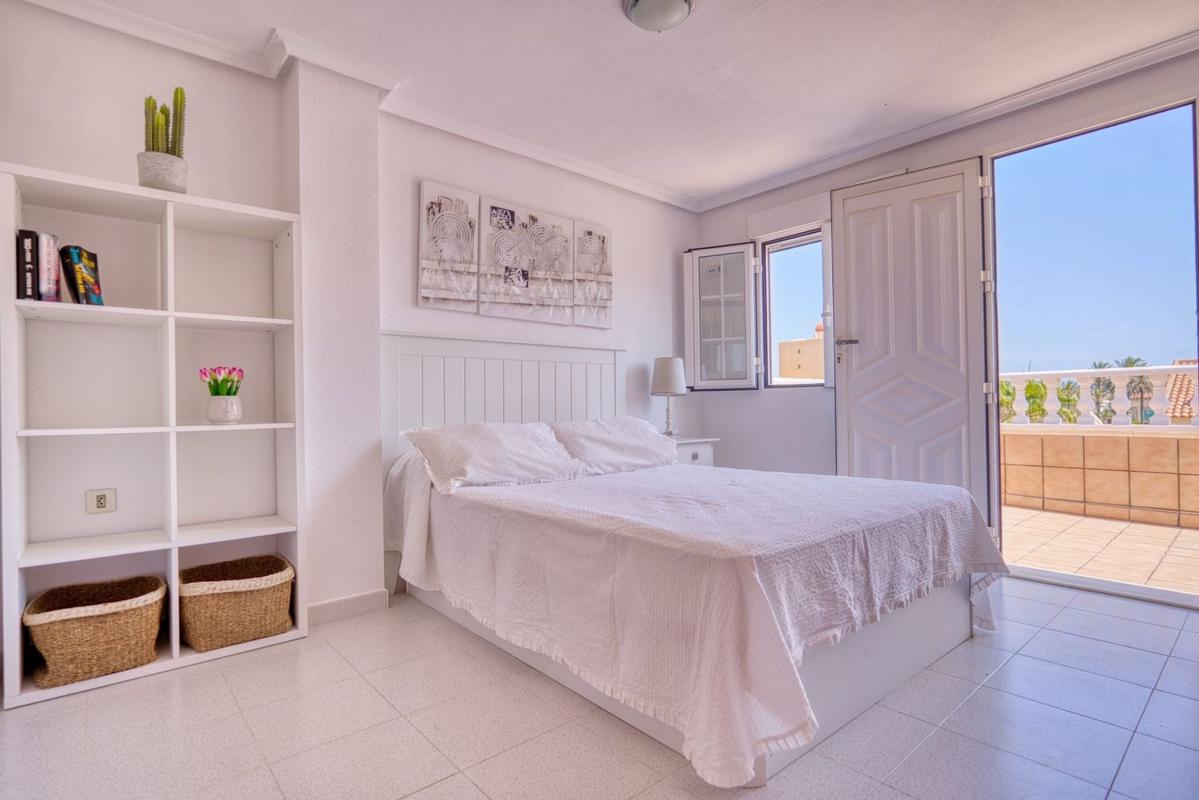 Venta de piso en Piso en Avenida de Inglaterra, Los Europeos, Torrevieja, Torrevieja
 photo 2