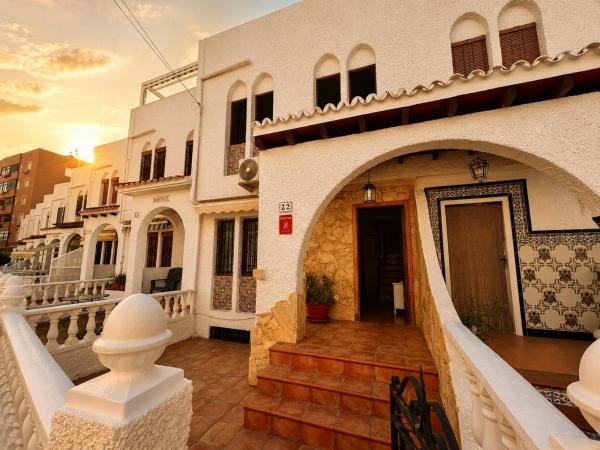 Chalet adosado en Avenida Suiza, Los Europeos, Torrevieja photo 1