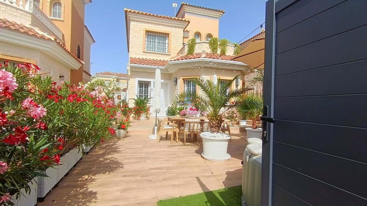 Sprzedaż niezależnego domku jednorodzinnego w  Casa o chalet en Urbanizaciones, Guardamar del Segura, Guardamar del Segura photo 5
