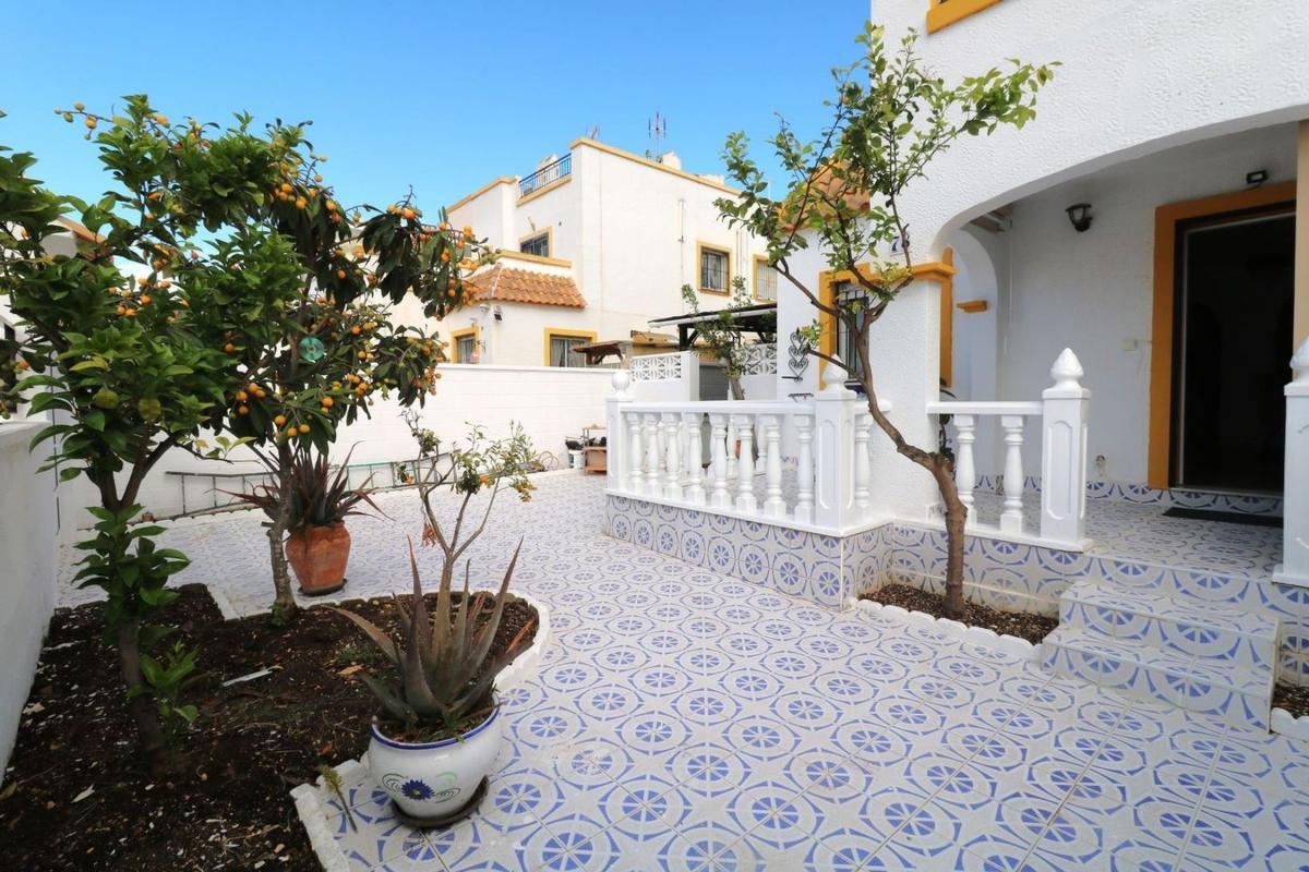 Venta de chalet adosado en  Chalet adosado en Calle Alfredo Kraus, 2, La Siesta - El Salado - Torreta, Torrevieja , Torrevieja photo 2