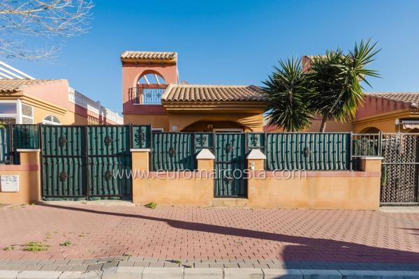 Chalet adosado en Calle César Mateo Cid, Parque Acuático - Sector 25, Torrevieja photo 1