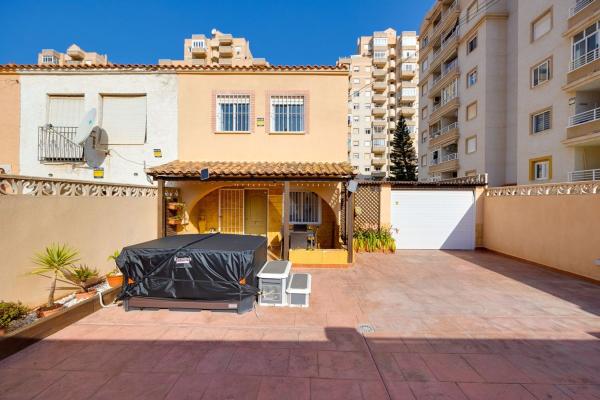 Chalet pareado en Calle Bella Antonia, 137, Nueva Torrevieja, Torrevieja thumbnail 2