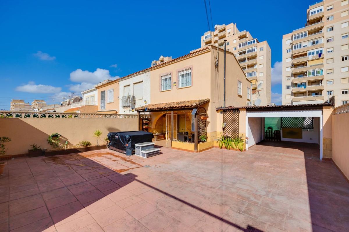Продажа отдельного шале в Chalet pareado en Calle Bella Antonia, 137, Nueva Torrevieja, Torrevieja, Торревьеха photo 3