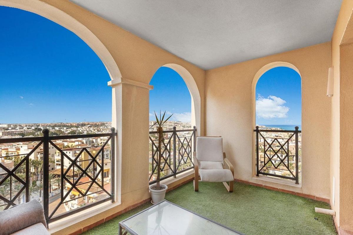 Sale of apartment in Piso en Avenida Roentgen, Zona los Frutales, Torrevieja, Torrevieja
photo 1