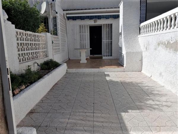 Chalet adosado en Los Rosales, El Molino, Torrevieja photo 2