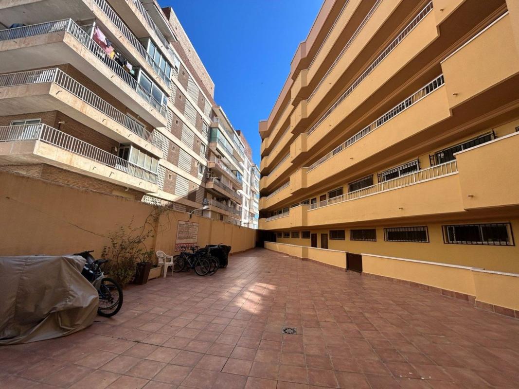 Venta de piso en Piso en Avenida Doctor Gregorio Marañón, Puerto Deportivo, Torrevieja, Torrevieja
photo 2