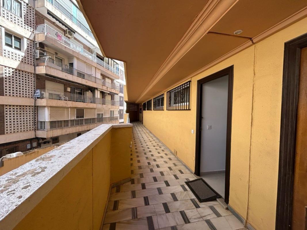 Venta de piso en Piso en Avenida Doctor Gregorio Marañón, Puerto Deportivo, Torrevieja, Torrevieja
photo 3