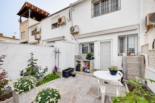 Chalet adosado en Calle José Pérez Gómez, Nueva Torrevieja, Torrevieja photo 1