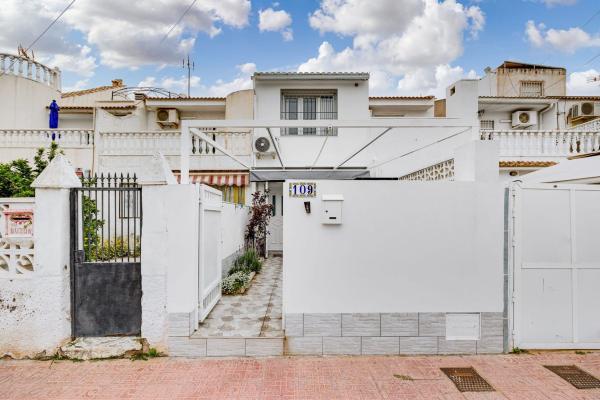 Chalet adosado en Calle José Pérez Gómez, Nueva Torrevieja, Torrevieja photo 2