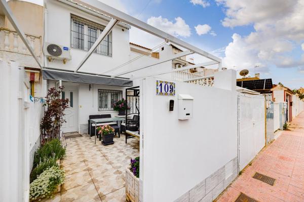 Chalet adosado en Calle José Pérez Gómez, Nueva Torrevieja, Torrevieja photo 3