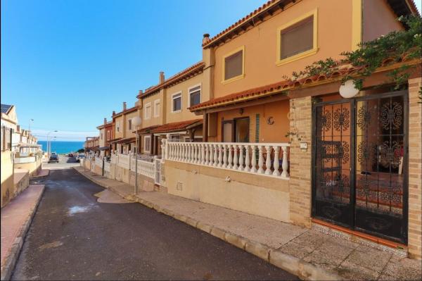 Chalet adosado en Avenida Notario Juan José Martinez Román, Cabo Cervera, Torrevieja photo 1