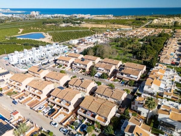 Chalet adosado en Calle Veleta, Los Balcones - Los Altos del Edén, Torrevieja photo 1