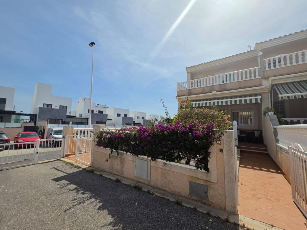 Продажа таунхауса в Chalet adosado en Calle Veleta, Los Balcones - Los Altos del Edén, Torrevieja , Торревьеха photo 2
