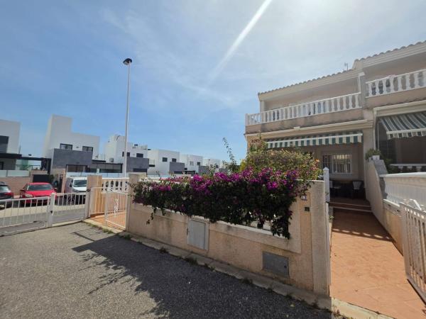 Chalet adosado en Calle Veleta, Los Balcones - Los Altos del Edén, Torrevieja thumbnail 1