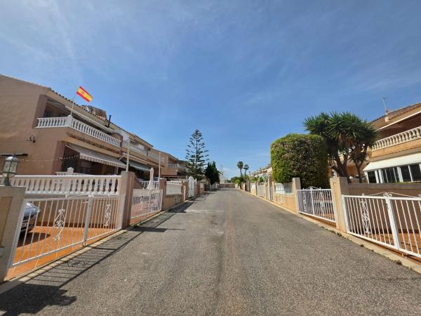 Chalet adosado en Calle Veleta, Los Balcones - Los Altos del Edén, Torrevieja thumbnail 2