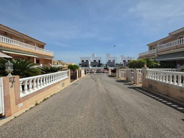 Chalet adosado en Calle Veleta, Los Balcones - Los Altos del Edén, Torrevieja thumbnail 2
