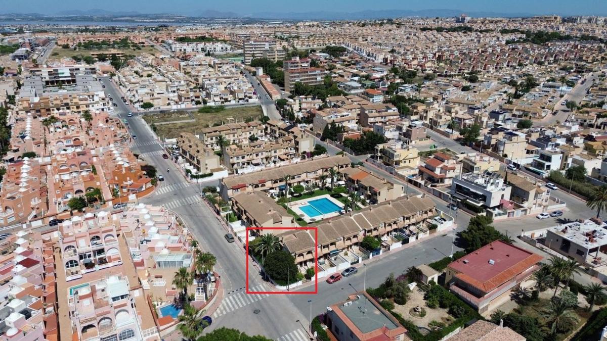 Sprzedaż niezależnego domku jednorodzinnego w Chalet pareado en Calle Juan Ramón Jiménez, Zona los Frutales, Torrevieja, Torrevieja photo 3