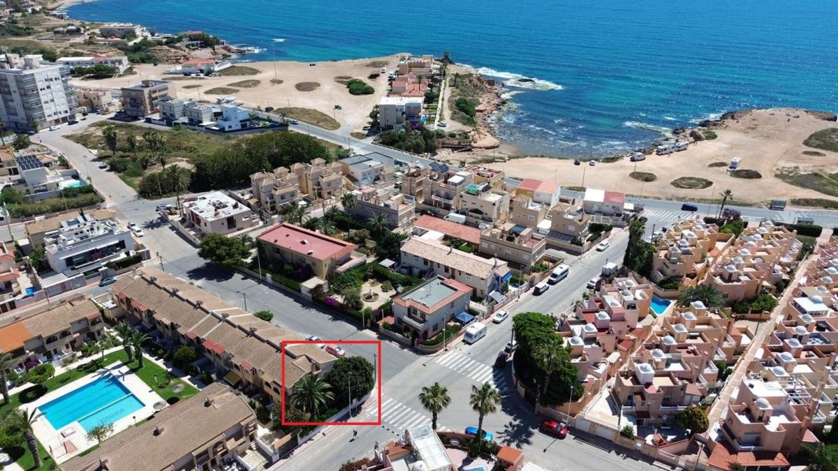 Sprzedaż niezależnego domku jednorodzinnego w Chalet pareado en Calle Juan Ramón Jiménez, Zona los Frutales, Torrevieja, Torrevieja photo 4