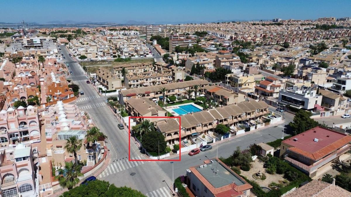Sprzedaż niezależnego domku jednorodzinnego w Chalet pareado en Calle Juan Ramón Jiménez, Zona los Frutales, Torrevieja, Torrevieja photo 5