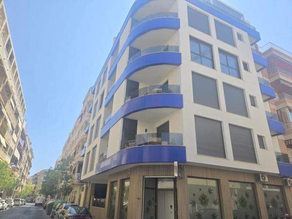 Venta de piso en Piso en Calle Ramón Gallud, Las Piscinas Naturales, Torrevieja, Torrevieja
thumbnail 3