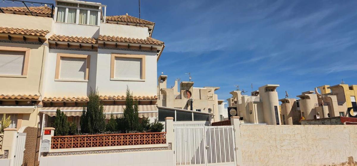 Продажа таунхауса в Chalet adosado en Calle Roberto Koch, Zona los Frutales, Torrevieja , Торревьеха photo 5