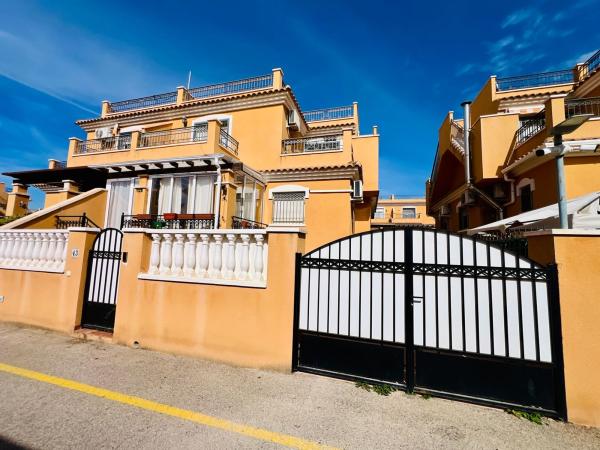 Chalet adosado en Calle Gotzone Mora, 21, Parque Acuático - Sector 25, Torrevieja photo 2