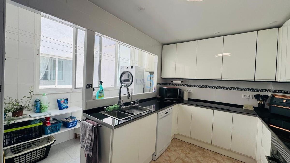 Sale of apartment in Piso en Las Piscinas Naturales, Torrevieja, Torrevieja
photo 5