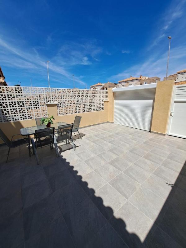 Sprzedaż szeregowego domku w Chalet adosado en Avenida Paris, Aguas Nuevas, Torrevieja , Torrevieja photo 2