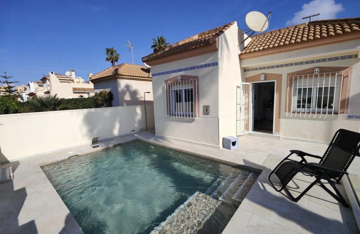 Sale of independent chalet in Casa o chalet en Calle Lebeche, 9, Miramar - Torre del Moro, Torrevieja, Torrevieja
photo 1