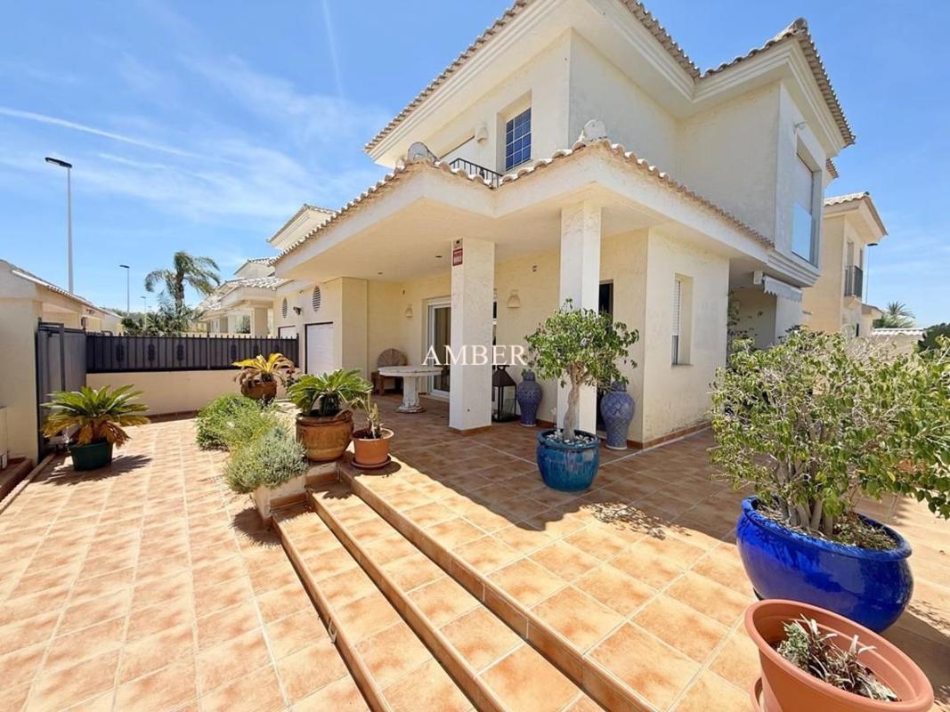 Sprzedaż niezależnego domku jednorodzinnego w Chalet pareado en Residencial Da Vinci, 1, La Siesta - El Salado - Torreta, Torrevieja, Torrevieja photo 3