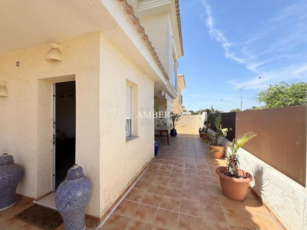 Sprzedaż niezależnego domku jednorodzinnego w Chalet pareado en Residencial Da Vinci, 1, La Siesta - El Salado - Torreta, Torrevieja, Torrevieja photo 4