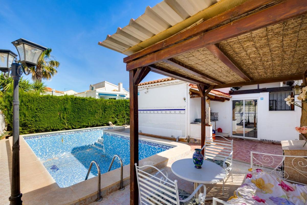 Venta de chalet independiente en Chalet pareado en Calle Velázquez, La Siesta - El Salado - Torreta, Torrevieja, Torrevieja
photo 2