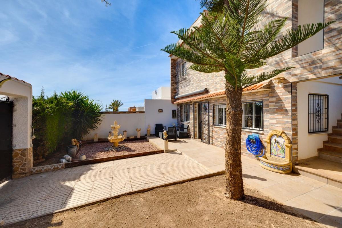 Venta de chalet independiente en Chalet pareado en Calle Velázquez, La Siesta - El Salado - Torreta, Torrevieja, Torrevieja
photo 5