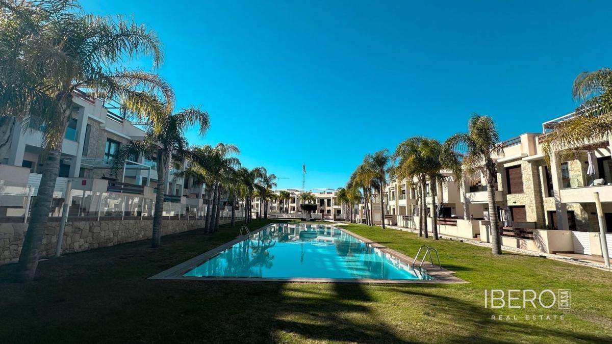 Venta de piso en Piso en Ronda D. Ricardo Lafuente Aguado, Parque Acuático - Sector 25, Torrevieja, Torrevieja
 photo 2