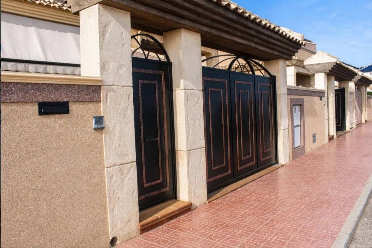 Sprzedaż szeregowego domku w  Chalet adosado en Avenida Tomas Boj Andreu, Los Balcones - Los Altos del Edén, Torrevieja , Torrevieja photo 4