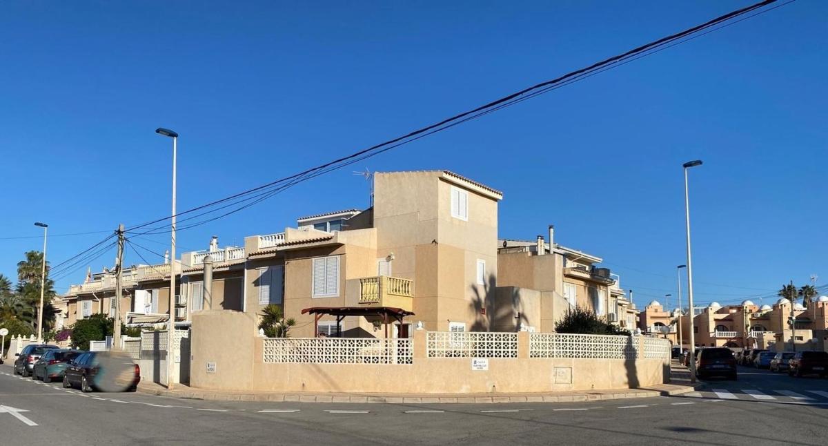 Sprzedaż niezależnego domku jednorodzinnego w Chalet pareado en Calle Gandhi, Zona los Frutales, Torrevieja, Torrevieja photo 2