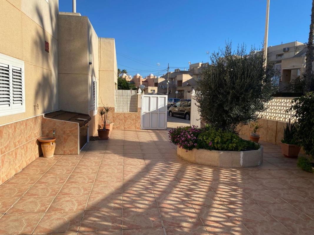 Sprzedaż niezależnego domku jednorodzinnego w Chalet pareado en Calle Gandhi, Zona los Frutales, Torrevieja, Torrevieja photo 5