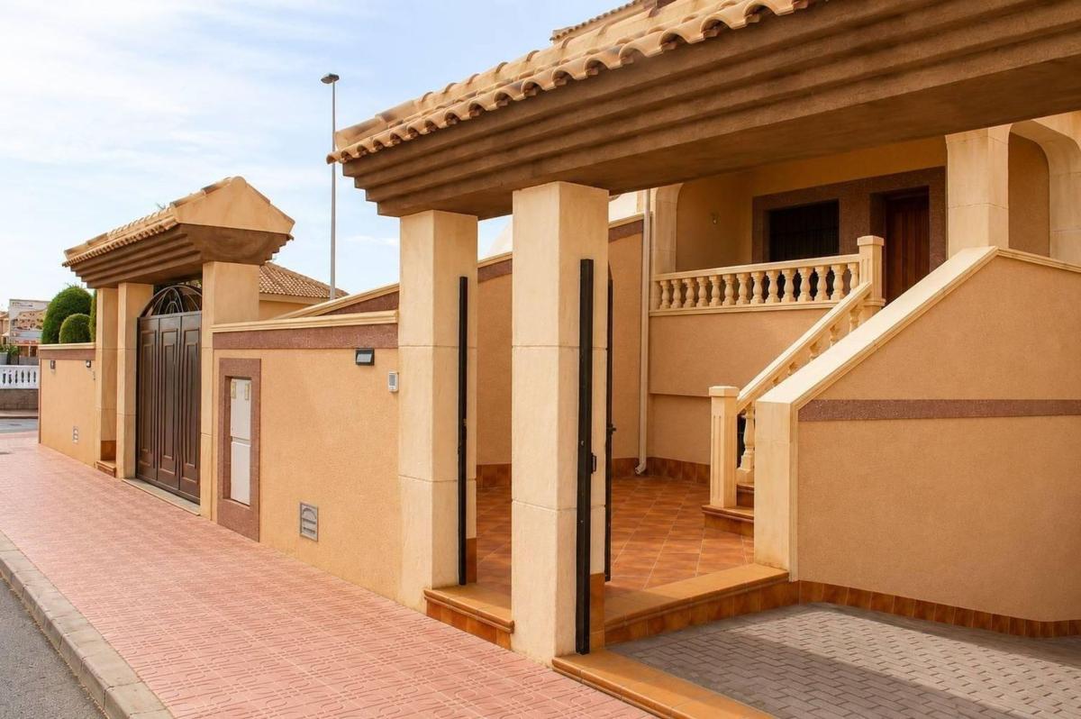 Sprzedaż niezależnego domku jednorodzinnego w Chalet pareado en Los Balcones - Los Altos del Edén, Torrevieja, Torrevieja photo 2