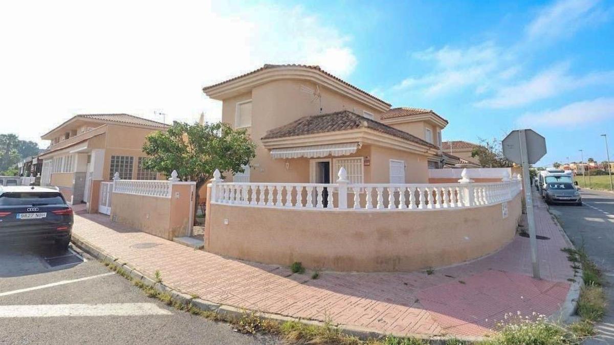 Venta de chalet adosado en Chalet adosado en Calle Abreu, 11, Los Balcones - Los Altos del Edén, Torrevieja , Torrevieja photo 2