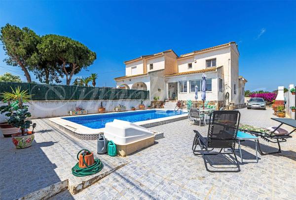 Chalet pareado en Avenida de la Asuncion, Los Balcones - Los Altos del Edén, Torrevieja photo 1