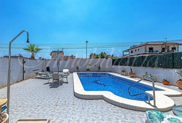 Chalet pareado en Avenida de la Asuncion, Los Balcones - Los Altos del Edén, Torrevieja photo 4