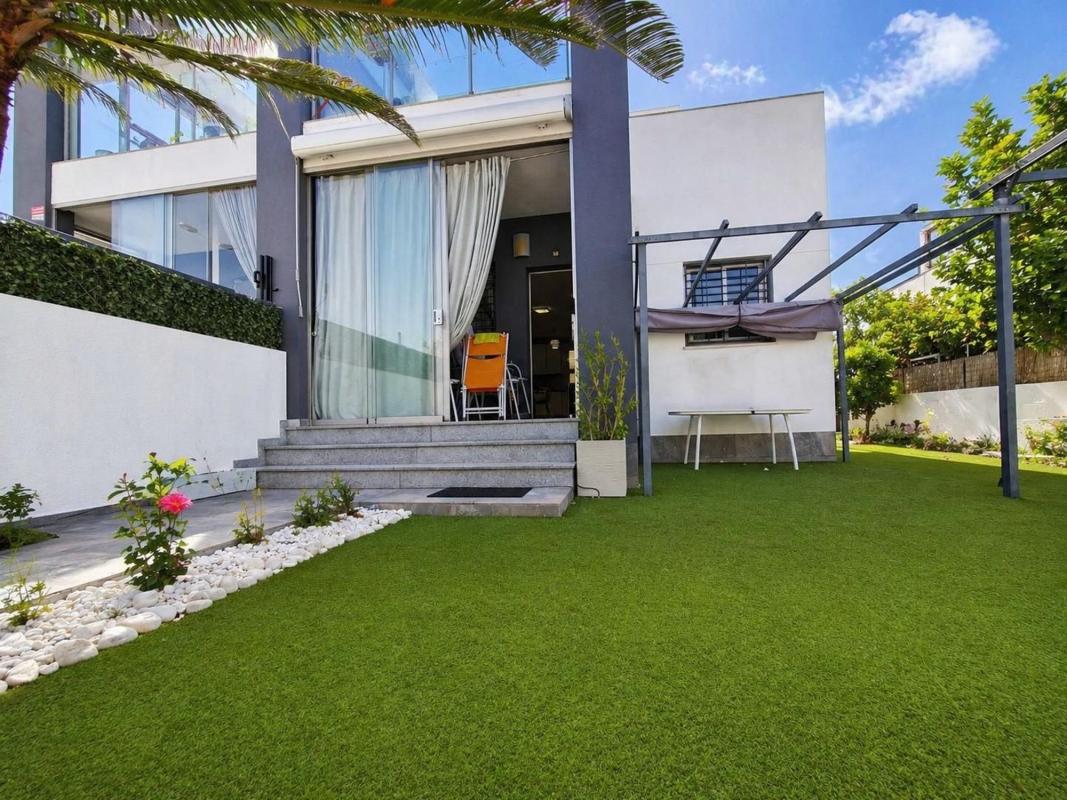 Sale of townhouse in  Chalet adosado en Avenida Tenerife, Aguas Nuevas, Torrevieja , Torrevieja photo 3