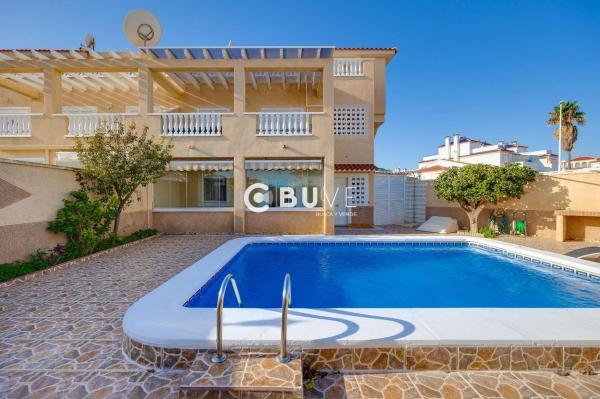 Chalet adosado en Calle del Pino, Los Balcones - Los Altos del Edén, Torrevieja photo 1