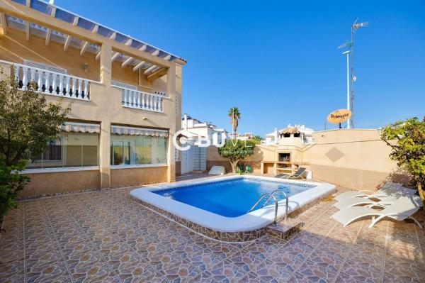 Chalet adosado en Calle del Pino, Los Balcones - Los Altos del Edén, Torrevieja thumbnail 2